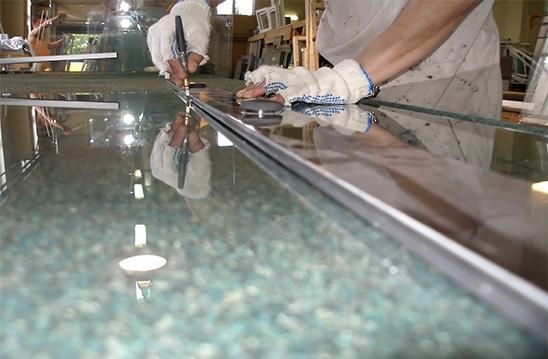 Cortando cristal en Alicante
