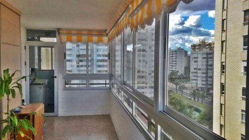 balcón con ventanal